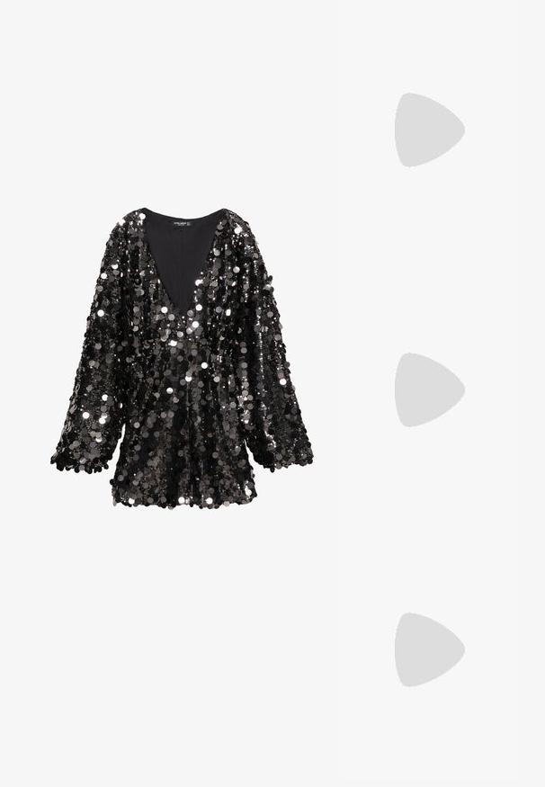 Črn kratki top s kvadratnim izrezom, narejen iz neprosojnega materiala s prozornimi dolgimi rokavi. Sprednji zadrga prispeva k detajlom oblikovanja.; Črna bleščeča majica s poglobljenim V-izrezom in dolgimi rokavi. Na tkanini je enakomeren vzorec svetlečih okroglih sequinsov.; Čevlji z visoko peto in konico, v barvni kombinaciji srebrne, zlate in nude. Sijajna obdelava z izrezljanim dizajnom, z igličasto peto.; Srebrna kovinska torbica z mehko, zaobljeno obliko in zavezano zgornjo zaporo. Narejena iz gladkega umetnega usnja.; Srebrne uhane v obliki obroča z minimalističnim dizajnom. Krožna oblika, gladka tekstura in tanek profil. Lahki s poliranim zaključkom.