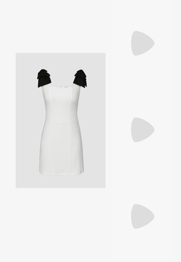 Rochie scurtă albă cu decolteu pătrat, țesătură texturată și accente negre cu volane pe bretele. Design ajustat cu linii curate.; Botine din piele neagră, până la genunchi, cu o textură netedă, talpă platformă groasă și design cu vârf pătrățos. Stil minimalist, fără Accente vizibile.; Ochelari de soare de culoare crem, cu lentile ovale, nuanță neagră și accente metalice cu logo la temple. Textură netedă, design tip cat-eye.; Geantă plisată de culoare crem cu un singur mâner curbat și detalii cu fermoar argintiu pe un fundal alb simplu.