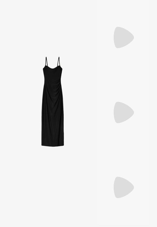 Čierne midi šaty s tenkými nastaviteľnými ramienkami, s prekrývajúcim sa dizajnom a hladkou textúrou. Žiadne viditeľné vzory ani zdobenie.; Čierne lakkové slingback topánky so štvorcovými špičkami, s dvojitými nastaviteľnými remienkami na členkoch a blokovým podpätkom. Hladký, lesklý povrch.; Korytnačkové okuliare s oválnymi šošovkami a hladkým, lesklým povrchom. Majú tenké strany s jemným zakrivením na spánkoch. Priehľadné šošovky.; Čierna kožená taška cez rameno s oblejším tvarom, lesklým povrchom a striebornými kovovými doplnkami. Osoba oblečená v čiernych nohaviciach s širokými nohavicami a ozdobených mokasínach.