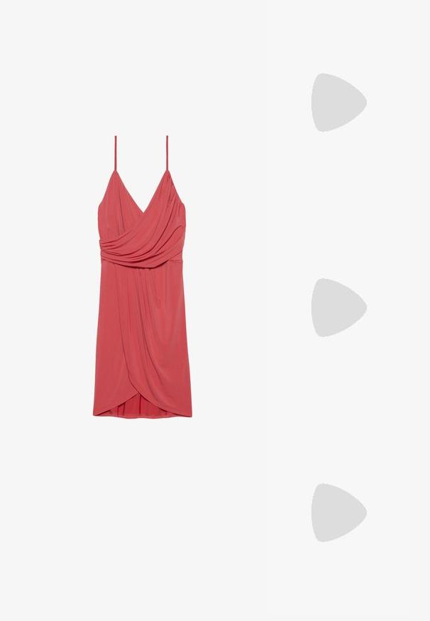 Koralvärvi kleit õhukeste rihmadega, drapeeritud disainiga ja kogutud vöökohaga. Kanga pind on sile ja pehme tekstuuriga.; Roosa kangast platvormsneakerid tekstureeritud valge tallaga, lame pael ja külgmised triibud. Omab tagaosa aasat mugavaks jalga panemiseks.; Rohelise tooniga prillid hõredate ristkülikukujuliste raamidega ja tumedate läätsega; tekstureeritud hallid käepidemed koos brändimisega. Sile nahk ja must särk.; Roosa nahast käekott, millel on kõver klapp, üks õlarihm ja puhtad jooned. Kotil on sile pind ja minimalistik disain.