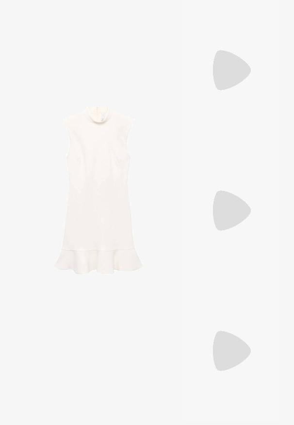 Weißes ärmelloses Kleid mit hohem Kragen, featuring einen ausgestellten Saum und glatter Textur. Einfaches Design ohne Muster oder sichtbare Hardware.; Knielange schwarze Lederstiefel mit spitz zulaufender Zehe und kleinem Absatz, die eine glatte Textur und ein minimalistisches Design aufweisen.; Schwarze quadratische Sonnenbrille mit dunklen Gläsern, ausgestattet mit goldenen Logo-Akzenten an den Bügeln und einem matten Finish. Winkeliges Design für einen mutigen Look.; Beige Lederhandtasche mit einer einzigartigen Form, die zwei kurze Henkel und einen langen verstellbaren Riemen aufweist. Glatte Textur mit minimalen Hardware-Elementen.