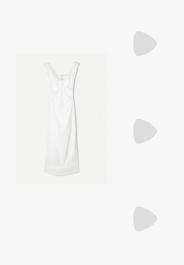 Witte jurk met een aansluitend bovenlijf en een vloeiende rok. Heeft gerimpelde details en een strik aan de achterkant, met een ronde halslijn en een zachte textuur.; Beige suède instapschoen met een ronde neus, decoratieve stiksels en een gouden hardware accent. Platte zool en zachte binnenvoering.; Zwarte leren handtas met een doorgestikt ontwerp en gouden hardware, met een decoratieve sluiting. De tas heeft een kettingschouderband en wordt in de hand gehouden.; Gouden rechthoekige polshorloge met een witte wijzerplaat, zilverkleurige uurmarkeringen en een duurzame metalen schakelarmband. Inclusief waterdichte functie.