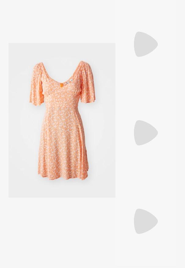Camiseta de algodón blanca con el texto gráfico amarillo "AGRIO & DULCE" y un diseño de dos limones con hojas verdes y una flor blanca.; Vestido naranja con mangas abullonadas, escote en V, que presenta un patrón floral en blanco. Tejido fluido, diseño hasta la rodilla y detalles fruncidos.; Zapatillas bajas de lona blanca con suela de goma, puntera redonda, cierre con cordones y detalle de franja de cuero lateral.; Gafas de sol con montura de metal dorado y lentes oscuros, de forma de ojo de gato, y varillas negras con un acento arcoíris en un lado.; Bolsa de tote de ganchillo en beige con un patrón floral, con acentos en amarillo. Dos asas robustas para transportar, textura suave y diseño abierto.