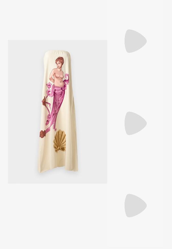 Bílý bavlněný tričko s grafikou zeleného vavřínového věnce a červenou stuhou, text "MOSCHINO" v bílém, centrální design, krátké rukávy.; Bezramenné krémové šaty s velkým barevným vyobrazením klasické postavy s květinovými akcenty v růžové a hnědé barvě, které se vyznačují lehkým designem.; Růžové sochařské sandály na vysokém podpatku s vlnitým designem a silným podpatkem, vyrobené z hladkého plastu s výřezy v oblasti prstů.; Hedvábný čtvercový šátek s živým abstraktním vzorem v červené, růžové a zelené barvě, lemovaný tmavě vínovým okrajem.