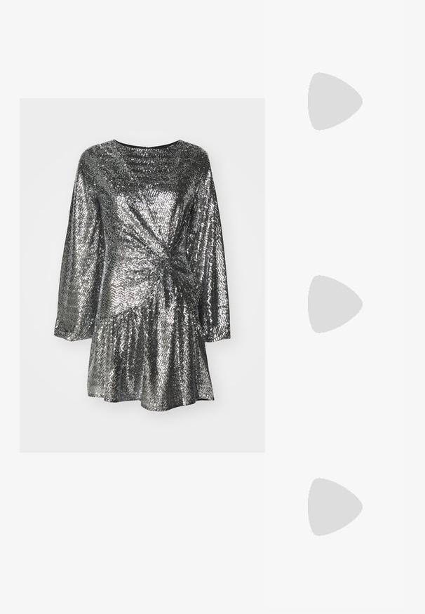 Robe à sequins argentés avec manches longues, présentant un design à l'avant torsadé et une jupe évasée. Texture lisse avec surface réfléchissante.; Bottines en cuir noir avec un bout carré et un talon bloc. Présence d'un détail de logo doré sur la sangle. Associées à un pantalon large gris.; Lunettes de soleil noires avec une grande monture angulaire, des verres foncés et des branches fines et élégantes présentant un petit logo d'un côté.; Boucles d'oreilles en argent avec une finition polie, présentant un design circulaire et des charnières sans soudure, affichant une texture lisse.