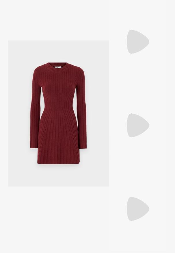 Ribbed adīta kleita tumši bordo krāsā ar garām piedurknēm, apaļu dekoltē un pieguļošu dizainu, kas izceļ ģeometriskas līnijas strukturētam izskatam.; Brūni ādas kovboju zābaki ar norādītu purngalu un blokveida papēdi, ar detalizētu šūšanu un paceltiem akcentiem uz kājas daļas.; Kaķa acs saulesbrilles ar melnu un oranžu bruņurupuču rakstu rāmi, brūnām lēcām un elegantiem, norādītiem galiem. Rāmī ir minimālists logos uz tempļa.; Zelta rokassoma ir izgatavota no strukturēta auduma, tajā ir apaļas metāla spraudītes, trīsstūra logo plāksne un ķēdes siksniņa ar apaļām metāla acīm.