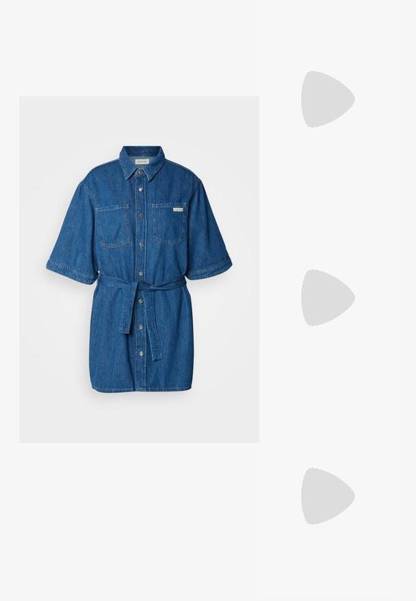 Vestido de camisa de mezclilla en azul, con mangas cortas, cuello, dos bolsillos en el pecho, cintura ajustada y botones plateados en el frente.; Sandalias de cuero marrón con múltiples diseños de correas y correas para el tobillo. Tacón bajo, punta abierta, con una textura suave y minimalismo en los accesorios.; Gafas de sol cuadradas rojas con lentes tintados marrones. Montura gruesa y brillante, con varillas delgadas y un pequeño detalle en el lateral para añadir interés visual.; Pendientes de aro de plata con un acabado liso y pulido. Forma redonda y cierre de click seguro. Diseño ligero adecuado para el uso diario.