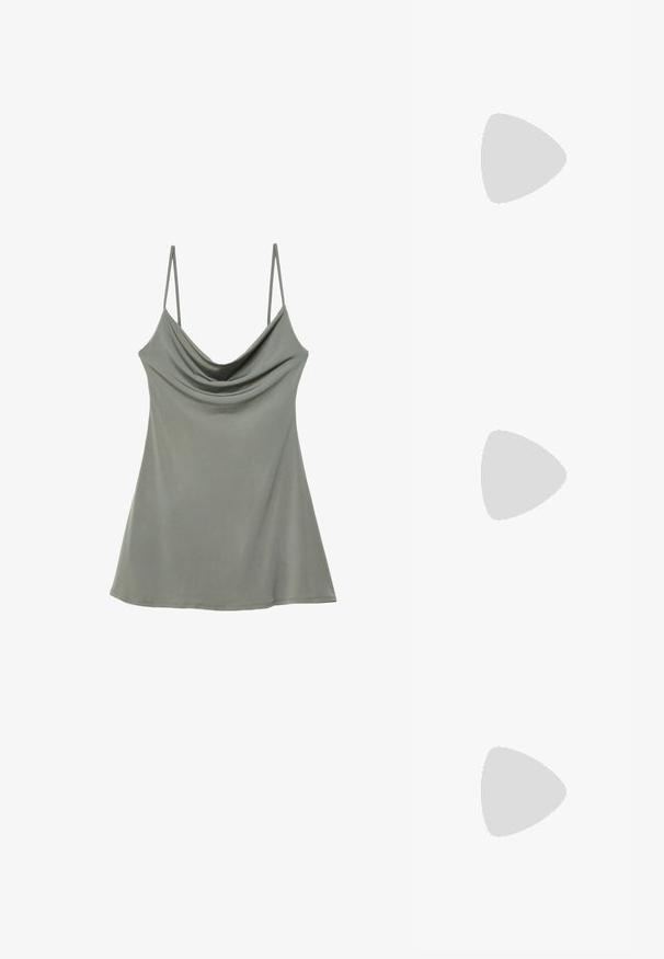 Weißes Baumwoll-T-Shirt mit einem roten Kirschgrafik und grünen Blättern, kurzen Ärmeln und rundem Ausschnitt. Weiches Material, lässiges Design.; Lässiges, hellgraues Damenunterhemd mit dünnen, verstellbaren Trägern, gefertigt aus weichem Stoff, mit lockerer Passform und glatter Textur.; Braune Leder-Sandale mit gekreuzten Riemen, flacher Sohle und glatter Textur. Schlichtes Design ohne Verzierungen oder Muster.; Braune Wildleder-Handtasche mit einem goldenen quadratischen Verschluss, einem oberen Tragegriff und einem Kettenriegel. Sie hat eine rechteckige Form und abgerundete Kanten.