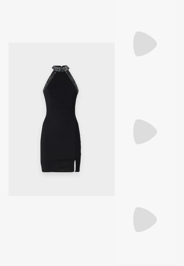 Abercrombie & Fitch BARE MOCK - Top - black beauty; Rochie neagră cu decolteu halter, cu un design ajustat, guler decorat, fanta laterală și textură netedă. Are o închidere sigură pe spate.; Sandale negre cu toc, cu mai multe curele încrucișate. Material neted, vârf ascuțit și toc subțire. Curea ajustabilă la gleznă cu cataramă.; Pouch bag metalizat argintiu, cu o formă moale și rotunjită și un închidere de tip nod la partea de sus. Fabricat dintr-un material sintetic din piele netedă.; Cercei din argint cu un design torsadat, având un finisaj lucios și închidere cu tijă. Au un diametru de aproximativ 3 cm.