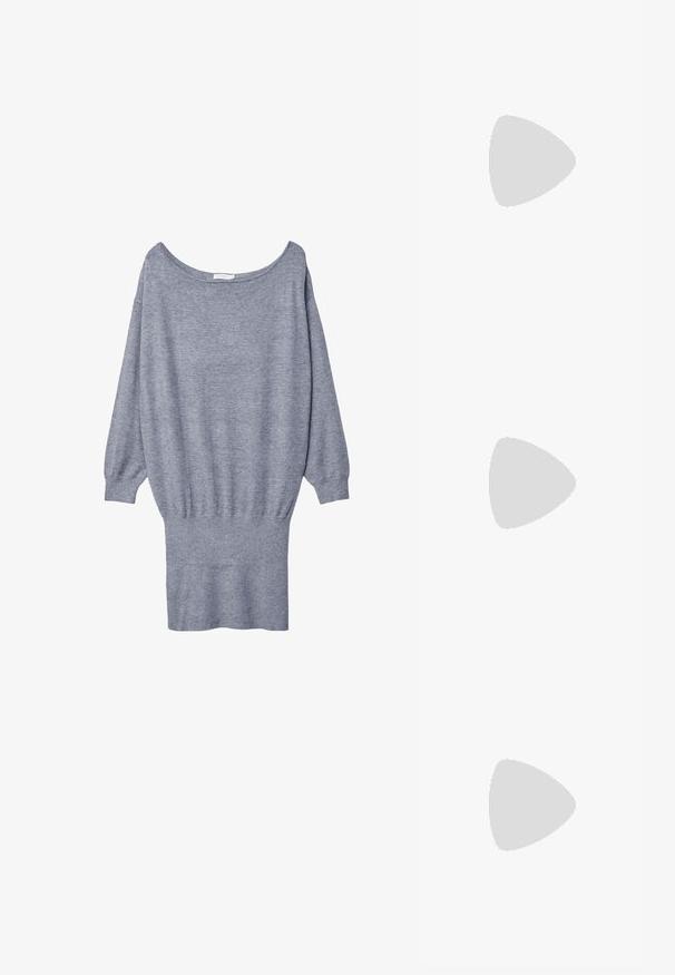 Długi rękaw bodysuit w kolorze lawendowym z wycięciem w kształcie łuku. Wykonany z gładkiego materiału z małym logo na klatce piersiowej.; Szara sukienka swetrowa z szerokim dekoltem, długimi rękawami i ribbowym wykończeniem. Wykonana z miękkiego, lekkiego materiału w luźnym kroju.; Czarne zamszowe sneakersy z białymi akcentami i złotym logo. Noszone z jasnoniebieskimi dżinsami na teksturowanej niebieskiej powierzchni.; Czarna skórzana kopertówka z marszczoną górą, zamykana na zamek, z dodatkami w kolorze złotym. Gładka tekstura z tłoczonym detalem logo.