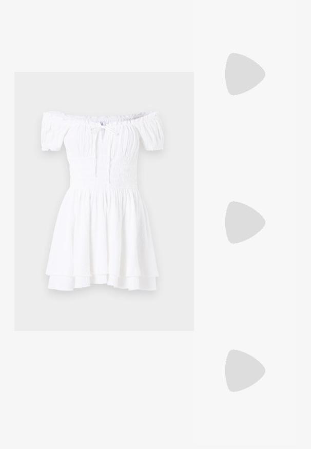 Oliven grøn bomulds T-shirt med rund halsudskæring, korte ærmer og blomster grafisk design. Teksten lyder "Det bedste er endnu ikke kommet."; Hvid off-shoulder kjole med smocked bodice, korte puffærmer og lagdelt flæsekant. Fremstillet af letvægts, tekstureret stof.; Olivengrøn suedestøvle til knæhøjde med spids tå, afslappet overdel og stilettostøttestykke, der har synlige syninger.; Beige lædertalje taske med to frontlommer med lynlås og justerbar rem, præget med "VENEZIA" logoet i midten af frontlommen.