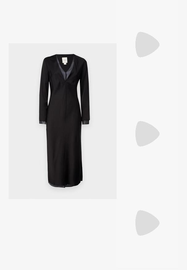 Čierne šaty s dlhým rukávom z hladkej tkaniny, s hlbokým V-výstrihom, saténovými akcentmi na golieri a bočnými rozparkami pre pohodlný pohyb.; Čierne kožené čižmy po kolená vyrobené z semišu, s špicatou špičkou, blokovým podpätkom a hladkým povrchom bez viditeľných vzorov alebo kovových prvkov.; Čierna kabelka s dvojitými krátkymi rúčkami a odnímateľným ramenným popruhom. Hladký materiál podobný koži s uzatváraním na zips a detailom loga.; Sada piatich zlatých náušníc s rôznymi dizajnami: skrútené, ryhované a hladké povrchy v tvaroch kruhu a pologule.