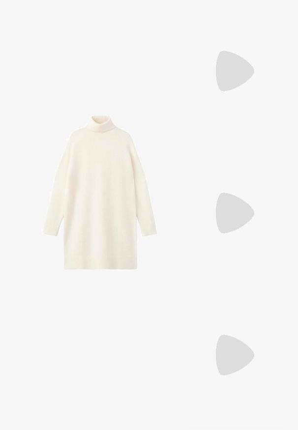 Sweter z długim rękawem i golfem w miękkim, kremowym dzianinie. Charakteryzuje się luźnym krojem oraz ściągaczami przy rękawach i dolnym wykończeniu, które dodają tekstury.; Brązowy skórzany botek za kostkę z kwadratowym czubkiem, niskim blokowym obcasem i dekoracyjnym paskiem z klamrą w kolorze srebrnym. Gładka tekstura, prosty design.; Okulary w kolorze tortoiseshell z owalnymi soczewkami i gładkim, eleganckim wykończeniem. Posiadają cienkie boki z delikatnym łukiem w okolicy skroni. Przezroczyste soczewki.; Czarna skórzana torebka o zakrzywionym kształcie, z odpinanym paskiem i złotymi akcentami. Torebka posiada klapę z zapięciem w kształcie klamry.