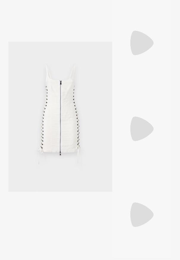 Langarmshirt aus dunkellila Stoff mit einem tonalen Drachenmotiv, schmaler Schnitt, runder Ausschnitt und gerafften Ärmelbündchen.; Weißes tailliertes Kleid mit einem Frontreißverschluss und seitlichen Spitzenakzenten. Verfügt über verstellbare Bindebänder am Saum und dünne Träger. Glatte Stofftextur.; Schwarze Lack-Slingback-Pumps mit spitzem Zehenbereich, versehen mit strukturiertem Schlangenprint, verstellbarem Riemen und einem kurzen, strukturierten Blockabsatz.; Schwarze Leder-Umhängetasche mit zwei vorderen Taschen, goldenen Schnallen, Reißverschluss und einem schmalen Tragegurt. Texturierte Oberfläche und kompakte rechteckige Form.