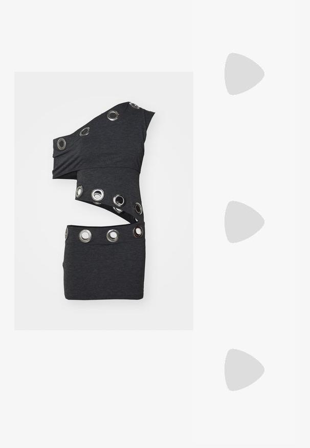 Asymmetrisk mørkegrå top med enkel skulderdesign, der har metaløjer langs kanten og siden for ekstra detaljer og tekstur.; Sølv over-knæ støvle lavet af shiny materiale med spids tå og høj stilet hæl; har en glat tekstur med subtile folder.; Hvide solbriller med et dristigt, overdimensioneret design og spejlende linser, der har glatte plastisk rammer og fremhævede kurver.; Sølv hoop øreringe med en glat, poleret overflade. Rund form og sikker klik-lukning. Letvægtsdesign, der er velegnet til hverdagsbrug.