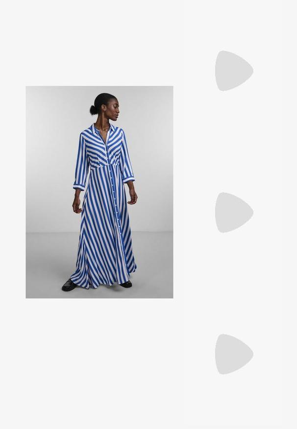 Růžové tričko s krátkým rukávem vyrobené z jemné látky, s krajkovými detaily na manžetách a klasickým kulatým výstřihem.; Dlouhé košilové šaty s modro-bílými vertikálními pruhy, dlouhými rukávy, límečkem a splývavou sukní. Hladká tkanina s volným střihem.; Světle růžové gumové sabo s hladkým, zaobleným designem. Obsahují texturovanou podrážku pro lepší přilnavost a embosované logo na boku.; Hnědá tkávaná háčkovaná taška v obdélníkovém tvaru, se dvěma širokými ušima a otevřeným mřížkovým vzorem. Design obsahuje texturovanou látku a prostorný vnitřek.