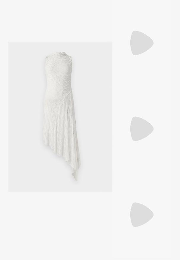 DEF EVERYDAY  - Pikkade varrukatega topp - white; Valge pitskleit kõrge kaelusega, ilma varrukateta, ebatasase hem ja tekstuuriga kangas, millel on lillemuster.; Mustad musta nahast pahkluu saapad, millel on tugev tald, külgmine pandla rihm ja dekoratiivsed detailid. Sile tekstuur ja tõmberiba.; Mustad musta värvi prillid läikivate plastraamidega, gradient hallide läätsedega ja hõbedast aksessuaaridega külgedel. Sujuv, kumer disain.