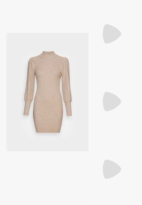 Stickad klänning i beige med ribbat mönster, hög hals och puffärmar. Kroppsnära silhuett med kort nederkant.; Guldmetalliska högklackade pumps med spetsig tå och en jämn yta. Har stängd häl och en smal, elegant stilettdesign.; Runda solglasögon med mörka linser och guldramar. Modellen bär en ljusblå, ribbad cardigan med knappar och kontrasterande vita ärmar.; Michael Kors handledos i beige belagd kanvas med ett upprepande MK-logomönster, gyllene detaljer och ett avtagbart kedjehandtag.