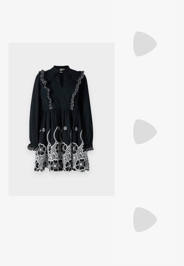 Svart kjole med lange ermer, volangkrage og broderte hvite blomster mønstre ved sømmen. Nøkkelhullutskjæring og innsamlet midje detaljer.; Svarte hæl sandaler med flere krysset remmer. Glatt materiale, spiss tå og smal hæl. Justerbar ankelrem med spenne.; Liten kremfarget håndveske med teksturert overflate, lang justerbar stropp, kjedeakenter og klaffelukking. Detaljer i gullfarge.; Sølv hoops øredobber med en tvistet design, som har en polert finish og bakstøtte. Mål omtrent 3 cm i diameter.