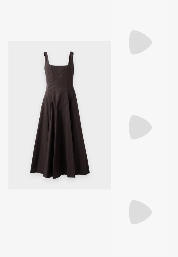 Roșie fără mâneci, cu decolteu pătrat, cu un corset ajustat și o fustă evazată. Confecționată dintr-un material texturat, cu linii clare și fără modele vizibile.; Loeffler Randall KAYLA - Espadrile - natural; CHLOÉ CARLINA OVERSIZED ROUND METAL SUNGLASSES - Ochelari de soare - gold-coloured/brown; Clutch din piele plisată bej, cu un cadru din metal argintiu, având două închideri decorative rotunde și o curea din lanț argintiu.