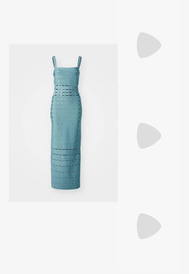 Sort paillet crop top med tekstureret mønster, V-hals, tynde justerbare stropper og lynlås lukning bagpå. Den skinnende overflade reflekterer lys.; En turkise ærmeløs kjole med vandrette og lodrette udskæringer samt metallic detaljer, skræddersyet til en tætsiddende silhuet.; Sort sandal med flad sål, brede remme og justerbar bagrem, lavet af glat syntetisk materiale med et minimalistisk design.; Gul- og sølvdråbeøreringe med en bueformet, forlænget form. Skinnende overflade med en glat tekstur og minimalistisk design.