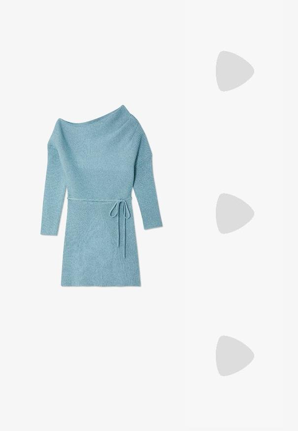 Pletené šaty v svetlomodrej farbe s voľným výstrihom na rameno, rebrovanou textúrou, dlhými rukávmi a s uväzovaním v páse.; Biele lakované sľužby s špicatou špičkou, tenkým opätkom, krížovými popruhmi a jemným detailom s prackou. Hladký, lesklý povrch.; Čierne slnečné okuliare s uhlovými rámami nosené mužom a ženou. Muž má na sebe modro-biely pruhovaný tričko pod tmavou bundou; žena má na sebe tmavý, vzorovaný top.; Biela kožená kabelka so zahnutej konštrukciou, so zlatým reťazovým popruhom a zaobleným tvarom. Hladká textúra s jemnými záhybmi a bez vzorov.