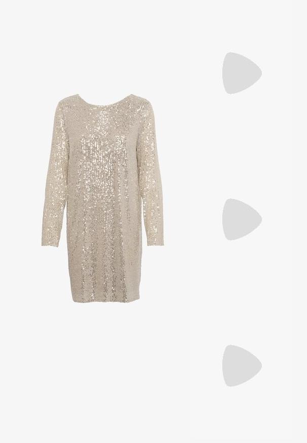 Pailletten Kleid in hellem Beige mit langen Ärmeln und rundem Ausschnitt, das ein strukturiertes Muster aus glänzenden, reflektierenden Pailletten aufweist.; Silberner Glitzer-Pumps mit hochhackigem, breitem Blockabsatz, offenen Zehen und verstellbarem Knöchelriemen. Glattes Innenleben und strukturierte Außenseite.; Schwarze Leder-Umhängetasche mit zwei vorderen Taschen, goldenen Schnallen, Reißverschluss und einem schmalen Tragegurt. Texturierte Oberfläche und kompakte rechteckige Form.; Ohrringe in Goldfarbe mit einem rechteckigen, durchsichtigen Kristall, der unter einer Reihe kleiner, runder klarer Akzente hängt. Elegantes, modernes Design.