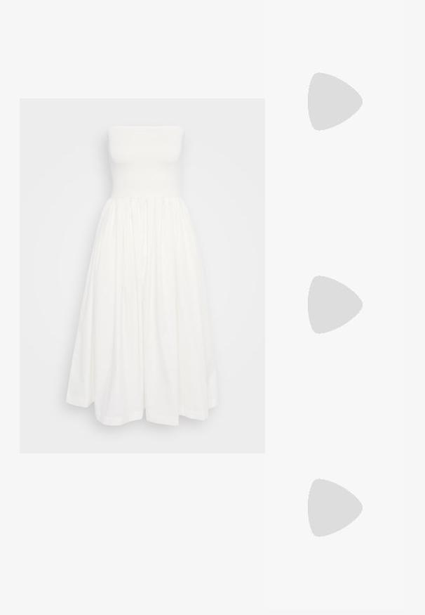 Biela špagetová šatka v A-línii s priliehavým korzetom, nabrúsenou sukňou a hladkou bavlnenou textúrou. Žiadne viditeľné vzory ani ozdoby.; Čierne lakované sandále na vysokom opätku s tenkým remienkom na členku a prackou, otvorenou špičkou a štíhlym stiletto opätkom na bielom pozadí.; Olive zelená kožená kabelka s okrúhlym tvarom, dvojitými uchami a bezšvovým predným panelom. Disponuje hladkou textúrou a jemnými detailmi šitia.; Zlaté kruhové náušnice s hladkým, zaobleným dizajnom. Tenké a ľahké, s nepřerušeným okruhom bez akýchkoľvek ozdôb.