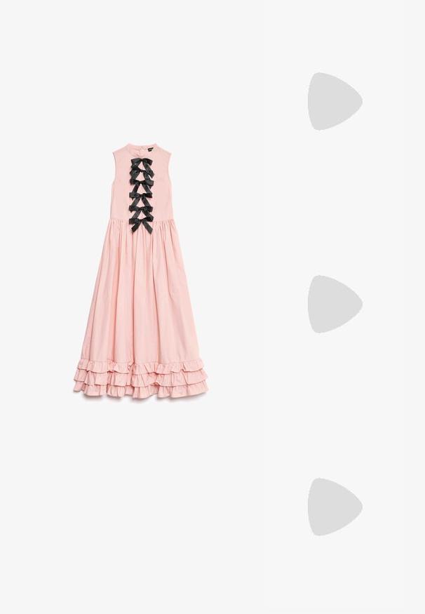 Top negru fără mâneci, realizat din bumbac fin, cu un design ajustat, având o dantelă la tiv pentru un plus de textură și detaliu.; Rochie lungă roz, cu un design fără mâneci, având un tiv ondulat și șapte funde din satin negru pe față pentru decorare.; Balerini negri din piele cu vârf rotund și fundă din material textil, cu interior cu imprimeu leopard. Textură netedă și profil subțire.; Cercei din argint care prezintă două forme de picătură și două forme rotunde, toate având o suprafață lustruită, reflectorizantă și o textură netedă.