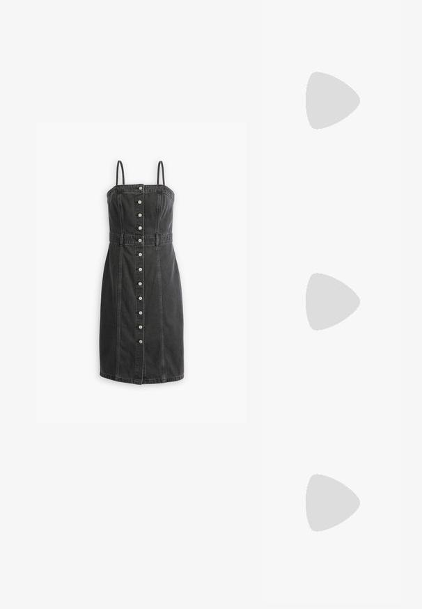 Vestido de mezclilla negro con tirantes finos, cierre frontal con botones, cintura ajustada y falda recta. Presenta detalles de costura para textura y estructura.; Bota alta negra con cordones blancos, tela texturizada, suela de plataforma crema y tacón cuadrado. Presenta costuras blancas y puntera de goma.; Bolso de piel negra con forma curva, correa desmontable y herrajes dorados. El bolso cuenta con una solapa con un detalle de hebilla.; Pendientes de aro de plata con un acabado suave y pulido. Forma redonda, diseño ligero, con un mecanismo de cierre seguro.