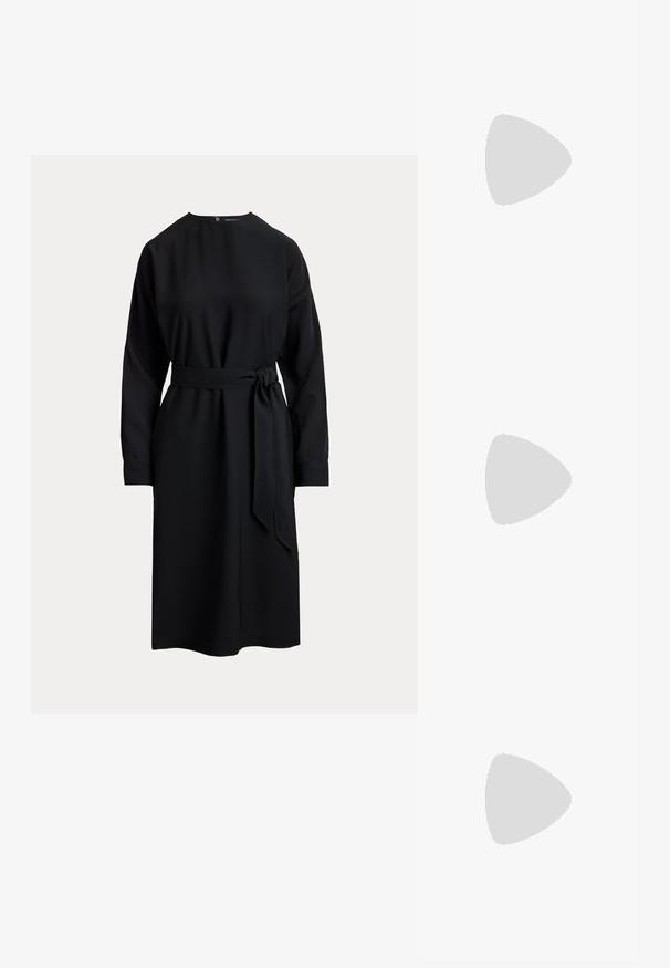 Melnā garajā piedurknē tērpā ar augstu kakla izgriezumu, jostu vidukļa vietā un taisnu siluetu. Izgatavots no gludas auduma, ar pogu aizdari aizmugurē.; Beige patentēta ādas augstpapēžu kurpes ar norādītu pirkstu un plānu papēdi. Gluda tekstūra ar elegantu dizainu. Valkātas kopā ar rozā sekvīnu kleitu.; Baltā ādas rokassomu ar teksturētu apdari, ar zelta ķēdes siksnu un melniem akcentiem. Iekļauj priekšējo kabatu un aizdari ar rāvējslēdzēju.; Baltā ādas rokassomu ar teksturētu apdari, ar zelta ķēdes siksnu un melniem akcentiem. Iekļauj priekšējo kabatu un aizdari ar rāvējslēdzēju.; Zelta toņu metāla gredzena auskari ar izliektu, pagarinātu formu. Ar gludu, spīdīgu virsma un noapaļotu galu papildu detaļām.