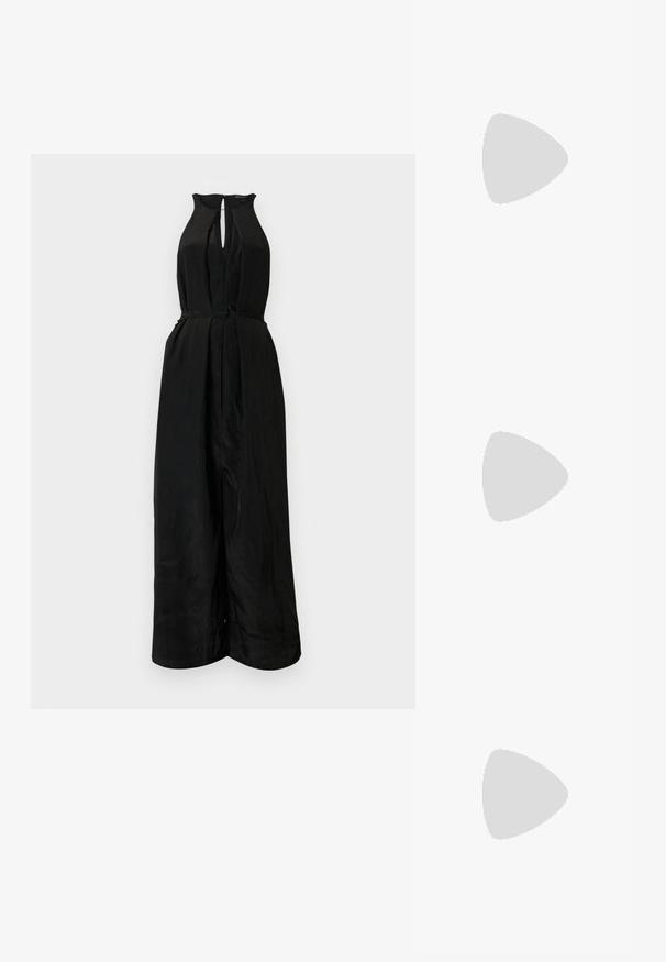 Svart tanktopp gjord av slätt, elastiskt tyg. Har rund halsringning och en liten logopatch framtill. Enkel, figurnära design.; Svart jumpsuit med halterneck, nyckelhålsframsidan och en figursydd midja. Tillverkad av ett glatt, något texturerat tyg, med ett knytbälte.; Svart slingback-pump med spetsig tå, glansigt läderfinish och en liten klack med guldaccent. Snygg design med öppen bak.; Svart läderhandväska med quiltat mönster, silverkedjesnor och en framträdande silver "AX"-logotyp på framsidan. Kompakt rektangulär form.