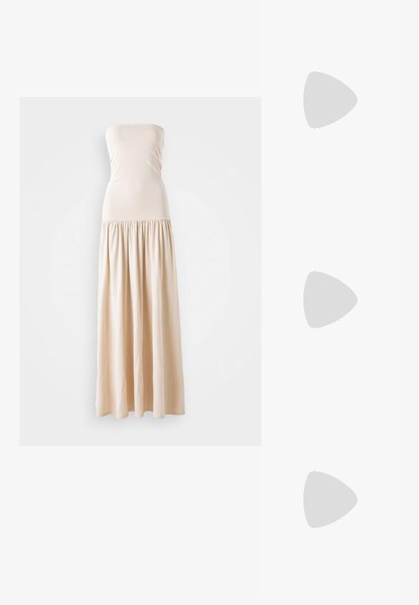 Bežs strapless maxi kleita ar pieguļošu augšdaļu un plūstošu sakrautu svārku, izgatavota no mīksta auduma, kurai visā garumā ir gluda tekstūra.; Dzelteni blok-iemaukti sandales ar trim regulējamām siksnām, kvadrāta formas purngala dizains, gluda sintētiskais materiāls un sudraba krāsas sprādzes.; Brūna austa ādas soma ar izliekta, mezglota rokturi un ar rāvējslēdzēju aizdari. Gluda tekstūra un noapaļota forma.; Zelta tonis taisnstūra rokas pulkstenis ar balto ciparnīcu, sudraba tonis stundu rādītājiem un izturīgu metāla saiti. Iekļauta ūdens izturība.