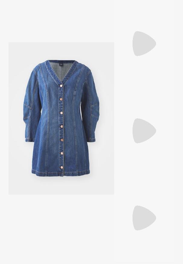 Blauwe denim jurk met een V-hals, lange mouwen en knoopsluiting aan de voorkant. Beschikt over contrasterende stiksels en zakken aan de zijkanten.; Zwarte leren over-de-knie laars met een spitse neus, naaldhak en een slank ontwerp met een logo-accent op de enkel.; Schildpadbril met langwerpige ovale lenzen, bruine tint, gouden logo-accenten op de pootjes en slanke zwarte armen.; Zwarte leren schoudertas met een gebogen ontwerp, gouden hardware en een ritsluiting. Voorzien van een afneembare schouderriem en subtiele stiksels.