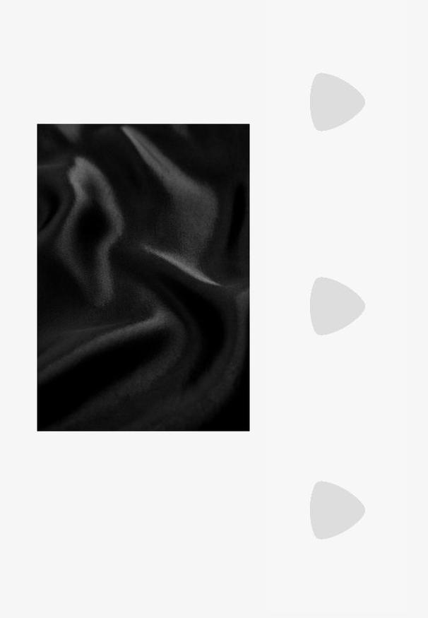 Tissu noir avec une texture lisse et brillante, présentant des plis et des ondulations qui créent une apparence dynamique. Couleur uniforme sur toute la surface.; Chaussures argentées métalliques à dos ouvert avec un bout pointu, un petit talon kitten et des détails de sangle à l'avant. Surface lisse et brillante.; Sac à main en forme de cœur métallique argenté avec deux anses, une chaîne et une texture lisse. Présente des accessoires en métal et des bords cousus.; Boucles d'oreilles en argent avec une finition lisse et polie. Forme ronde et fermeture à clip sécurisée. Design léger adapté pour un port quotidien.