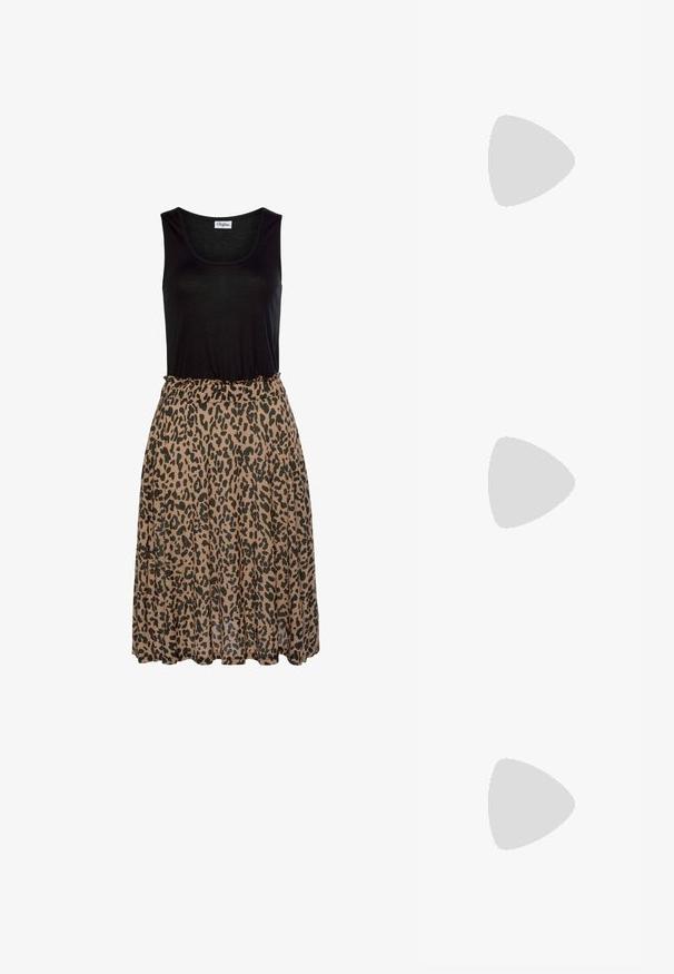 Haut sans manches noir avec un imprimé léopard, jupe douce marron. La jupe présente une taille élastique froncée et une texture de tissu fluide.; Bottines Chelsea en cuir noir avec des panneaux élastiques sur les côtés, une languette arrière et une semelle épaisse et robuste avec des rainures profondes pour une meilleure adhérence.; Lunettes de soleil noires rectangulaires avec des verres foncés, finition brillante, larges branches et un design de monture épaisse. Nom de marque gravé sur une branche.; Collier en chaîne dorée avec un détail de fermoir rond, présentant des maillons entrelacés, une finition brillante et une longueur ajustable.