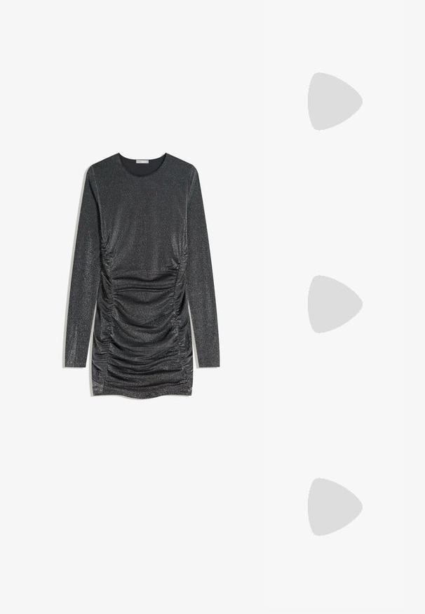 Abito lungo nero glitterato a maniche lunghe con arricciature sui lati e scollatura rotonda. Il tessuto ha un aspetto lucido e texturato.; Scarpa nera con tacco alto slingback, punta affusolata, materiale in tessuto, con un accento in raso a forma di fiocco sulla tomaia e un tacco a stiletto lucido.; Borsa a mano in pelle bianca con forma curvata, tracolla regolabile e un piccolo dettaglio con fibbia. Il modello indossa un outfit nero aderente.; Orecchino in metallo color oro con un design elegante e curvo. Presenta una forma appuntita distintiva, superficie lucida e chiusura a cerniera.