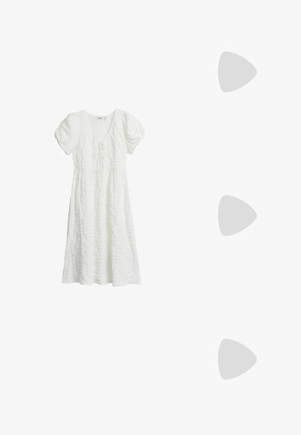 Hvid kjole med tekstureret stof, korte puffærmer, V-udskæring og en bånddetalje ved barmen, der falder til midt på læggen.; Brune læderslingback med spids tå, udskæringsdesign og stikninger. Har en slank hæl og justerbar rem.; Brune solbriller med en rektangulær ramme og gradient orange linser. Rammen har en mat finish og har et centralt udskæringsdetalje.; Brun læder tote taske med tekstureret overflade, to lange håndtag og åbning i toppen. Har guldfarvet hardware og sidelommer med lynlås.