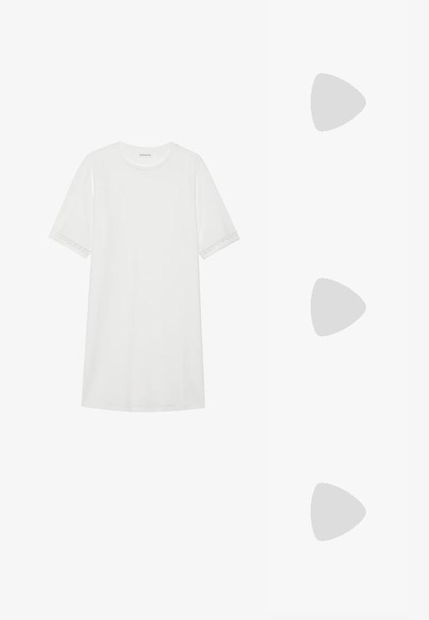 Witte t-shirt jurk van katoen met korte mouwen. Heeft decoratieve kanten details aan de mouwranden. Eenvoudige, ontspannen snit.; Zwart leren laarzen tot de knie met een puntige neus, blokhak en een gladde textuur. Heeft een strak ontwerp met minimale details.; Zwarte cat-eye zonnebril met een matte afwerking, voorzien van grijs getinte glazen, scherpe hoeken en slanke zijarmen. Merkennaam zichtbaar op de binnenarm.; Denim handtas met een gebogen vorm, lichtblauwe kleur, verstelbare schouderriem en een kleine afneembare pouch met metallic accenten.