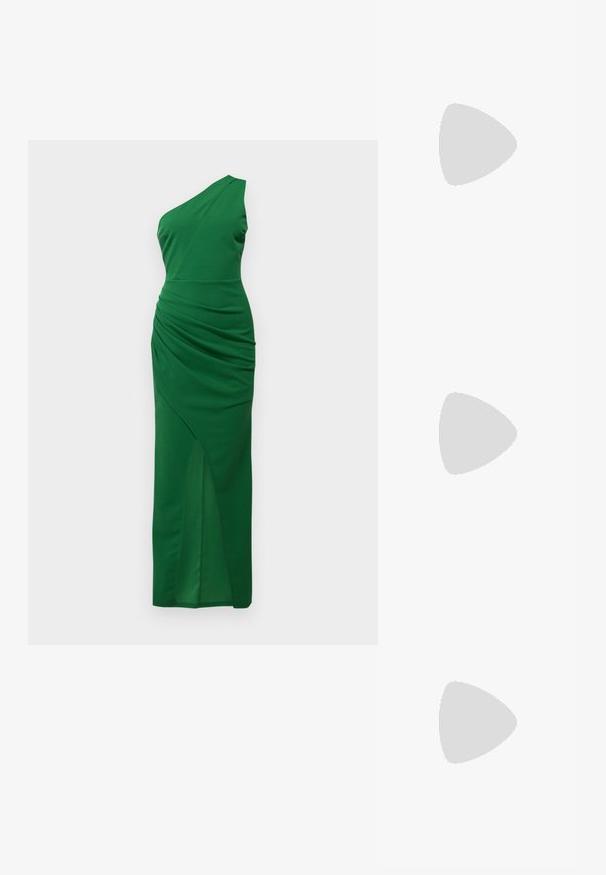 Abito verde a spalla unica realizzato in tessuto elasticizzato, con drappeggio in vita e uno spacco alto fino alla coscia su un lato.; Scarpe beige in satin con tacco alto e punta affilata, caratterizzate da un dettaglio con fibbia gioiello e cinturino alla caviglia. Tacchi a stiletto lucidi.; Borsa a mano metallica dorata con un design strutturato, superficie liscia e tracolla regolabile. Presenta una forma triangolare unica e cuciture minimaliste.; Orecchini in tono oro caratterizzati da forme ondulate eTexture. Comprendono chiusure clip-on scultoree e un design a cerchio aperto con finitura martellata.