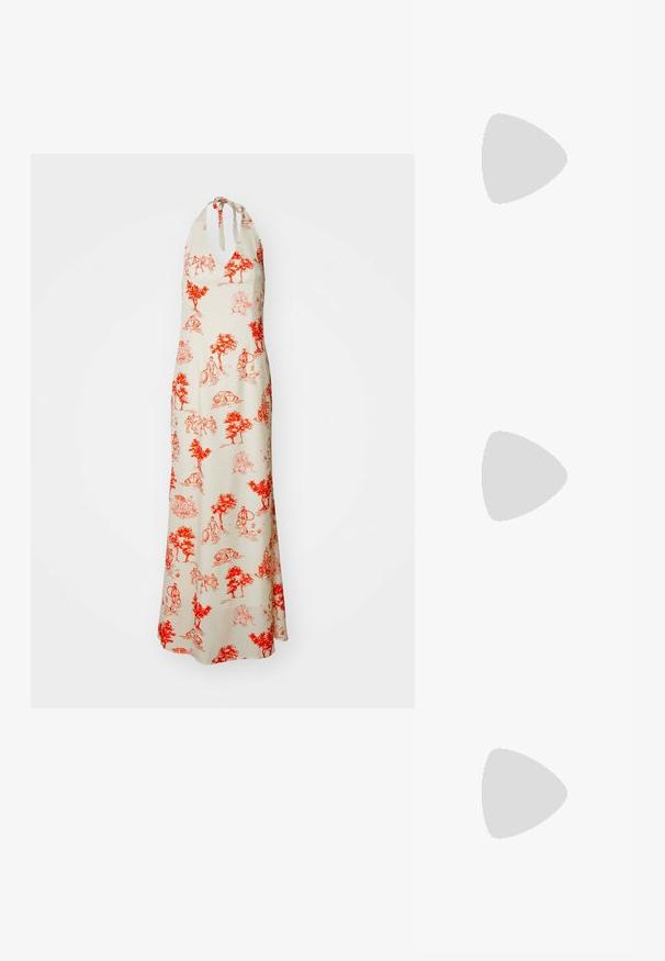 Abito lungo in tessuto crema con illustrazioni rosse di alberi e persone, con collo all'americana e dettagli a nodo, silhouette fluida e lunghezza alla caviglia.; Scarpe con tacco in metallo dorato, con punta arrotondata, cinturino alla caviglia e tacco a blocco. Texture liscia con una finitura lucida e design con cinturini incrociati.; Borsa finta coccodrillo gialla con design strutturato, manico superiore, tracolla a catena removibile e abbellimenti in cristallo decorativi sulla chiusura.; Orecchino in metallo color oro con un design elegante e curvo. Presenta una forma appuntita distintiva, superficie lucida e chiusura a cerniera.