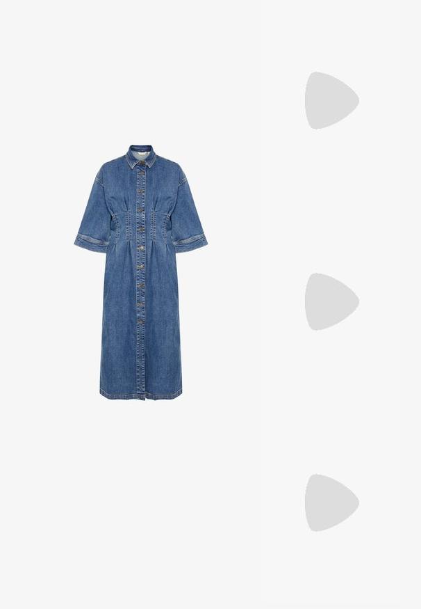 Denimist kangdress, millede kaelusega, lühikeste varrukatega, nööbiga esiosas ja talje detailiga. Omab helesinist värvi ja toon-on-toon õmblusi.; Mustad nahast kuni põlveni ulatuvad saapad, millel on kaks rihma ja pandlat, külgsinine tõmblukk ning madal konts, kombineeritud tumedate denim-lühikeste pükstega.; Ümar, pruunikased päikeseprillid läikiva burgundia raami ja peente kaubamärgi detailidega. Peened sangad ja lame läätsedesain.; Pruun kirjadega kott nahkaktsentide ja -käepidemetega. Kott on varustatud luku sulgumisega ja kantud rohelise jope kohal.