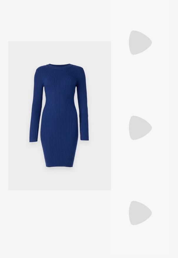 Blå ribbet strikket kjole med lange ermer, rund hals og en tettsittende silhuett, med vertikale linjer gjennom hele for tekstur.; Burgunderfargede patentlædersko med en kraftig sort sål, dobbelt rem med hjerte detaljer og ribbede hvide sokker. Retro design med tykkere skridsikker bund.; Svart lær skulderveske med buet form, enkel stropp, glidelås-lukking, og diskret sømdetaljering langs kroppen.; Gullfarget metallarmbånd med flytende, buet design. Har en liten, markant, sølvfarget aksent i den ene enden.