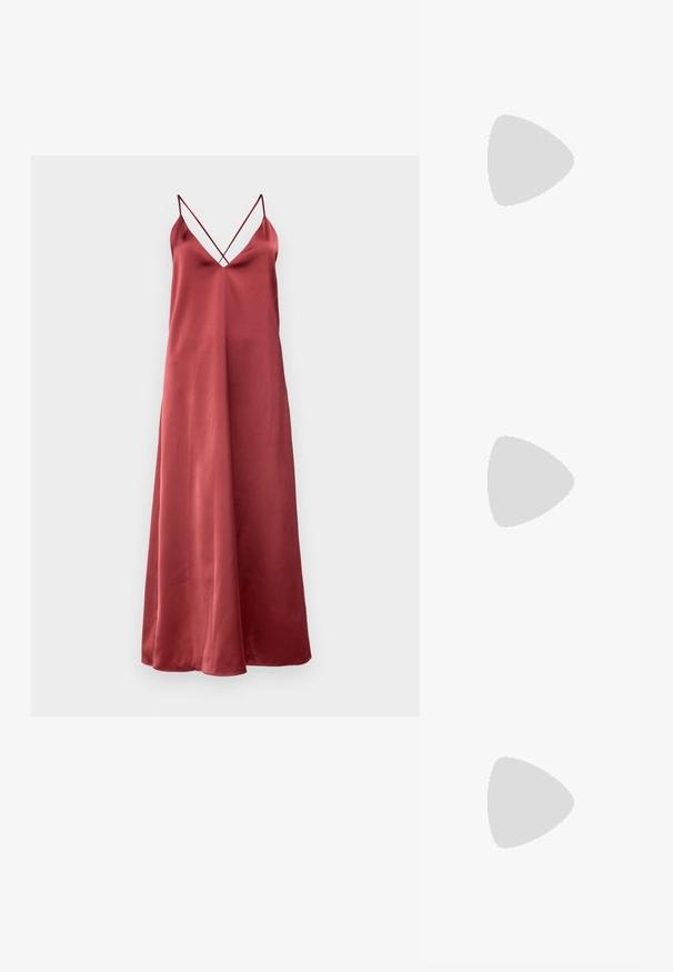 Αμάνικο φόρεμα φτιαγμένο από βουργουνδία σατέν, με βαθύ V-λαιμόκοψη. Διαθέτει λεπτές διασταυρούμενες straps, ρέουσα σιλουέτα και απαλό υφή.; Μπεζ δερμάτινο πέδιλο με μαύρη πατέντα στις άκρες, τετράγωνη γόβα, κομμένα πλάγια και υφασμάτινη σόλα.; Loeffler Randall YASMINE FLAT CLUTCH - Τσάντα �χιαστί - gold; Λουλουδάτη στεφάνη φτιαγμένη από λευκά πέταλα, με λεπτό, ευέλικτο λουρί. Τα πέταλα είναι μαλακά και ελαφριά, δημιουργώντας μια λεπτή, στρωτή εμφάνιση.