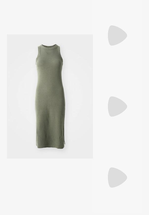 Robe sans manches en maille vert olive, avec un col haut, une texture côtelée et des fentes latérales pour plus de confort.; Sandales noires à plateforme avec de larges sangles croisées et une semelle épaisse. La tige est en matériau lisse, présentant un design ouvert à l'avant.; Sac en denim bleu avec une forme arrondie et rembourrée et une poignée courbée. La texture est douce, avec des coutures visibles et une finition lisse.; Boucles d'oreilles en argent disponibles en trois styles : rondes lisses, rondes torsadées et en forme de cœur. Présentant des fermoirs simples et une finition polie.