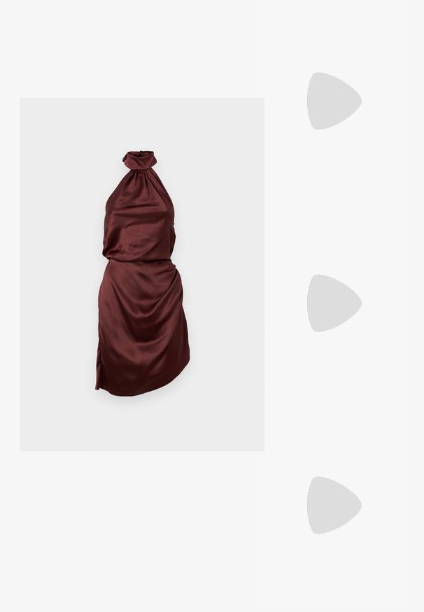 Burgundy sametti halterneck-mekko, jossa on kerrostettu kaula-aukko, sopiva vartalo-osa ja laskostettu helma, jonka sivussa on halkio. Suuri silkkinen rakenne.; Call it Spring MESMERIZE - Avokkaat - other beige; Musta nahkainen käsilaukku, joka on kaareva muotoilultaan, irrotettavalla hihnalla ja kultaisilla yksityiskohdilla. Laukussa on läppä, jossa on solk yksityiskohta.; Kultaketjut kullasta, joissa on sileä, kiiltävä pinta. Pyöreä muotoilu, jossa on pieni tappi ja kirkas taustalevy turvalliseen käyttöön.