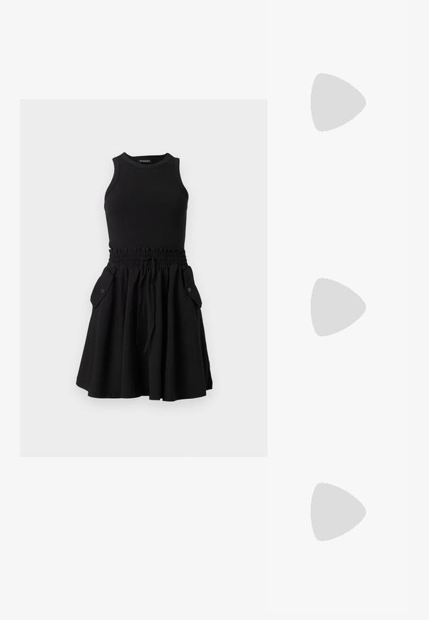 Svart ermeløs kjole med ribbet topp og utsvingt skjørt. Har strikk i livet og to sidelommer med knapper.; ONLY SHOES ONLBAX - Cowboystøvler - black; Svart semsket håndveske med en buet design, med nagle detaljer og en teksturert overflate. Justerbar stropp med nagler langs kanten.; Sett med åtte metalløredobber i sølv- og gulltoner. Inkluderer ulike hoop-stiler, teksturer og finish, ordnet etter størrelse.