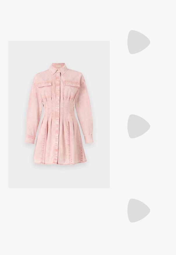 PS Paul Smith LOGO  - T-shirt imprimé - white; Robe chemise en denim rose avec manches longues, col, fermeture à boutons, deux poches poitrine et détail de jupe plissée pour une silhouette ajustée.; Ballerines en cuir noir avec un bout rond, texture lisse, détails de couture minimalistes et design de semelle flexible.; Sac seau en cuir noir avec une finition texturée, accents en matériel doré et une ouverture en haut. Il dispose d'une courte poignée et d'une sangle d'épaule réglable.
