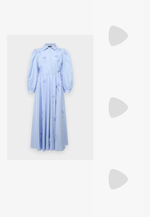 Ein hellblaues Kleid mit Kragen, langen Puffärmeln, elastischem Bund und dreidimensionalen Schleifendetails am Rock.; Schwarzer, lederner Slingback-Schuh mit hohem Absatz und spitzer Zehenform, ausgestattet mit einem dünnen Absatz und einem verstellbaren Knöchelriemen mit goldfarbener Schnalle.; Goldene Clutch mit glatter, metallischer Oberfläche, rechteckiger Form und einem einfachen Druckverschluss. Keine sichtbaren Muster oder Dekorationen.; Drei Ohrringpaare: große weiße Perlenstecker, goldene Creolen mit klaren Edelsteinen und zwei lange, gerade goldene Akzentohrringe mit funkelneden Details.