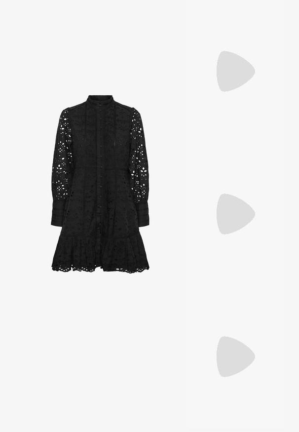 Crna vezeni haljina s visokim ovratnikom, dugmadi sprijeda, dugim rukavima i volanastim rubom. Sadrži izrezane cvjetne i geometrijske uzorke.; Crne gležnjače s debelim potpeticom, ukrašene srebrnim zakovicama i trakama, napravljene od kože s glatkom teksturom i zatvaranjem na patentni zatvarač.; Crne mačje naočale s mat finišem, koje imaju elegantan dizajn i blago zakrivljene rubove, postavljene na pozadini tamne odjeće modela.; Srebrne kružne naušnice s glatkom, poliranom površinom. Okrugli oblik i sigurno kopčanje na klik. Lagani dizajn pogodan za svakodnevno nošenje.